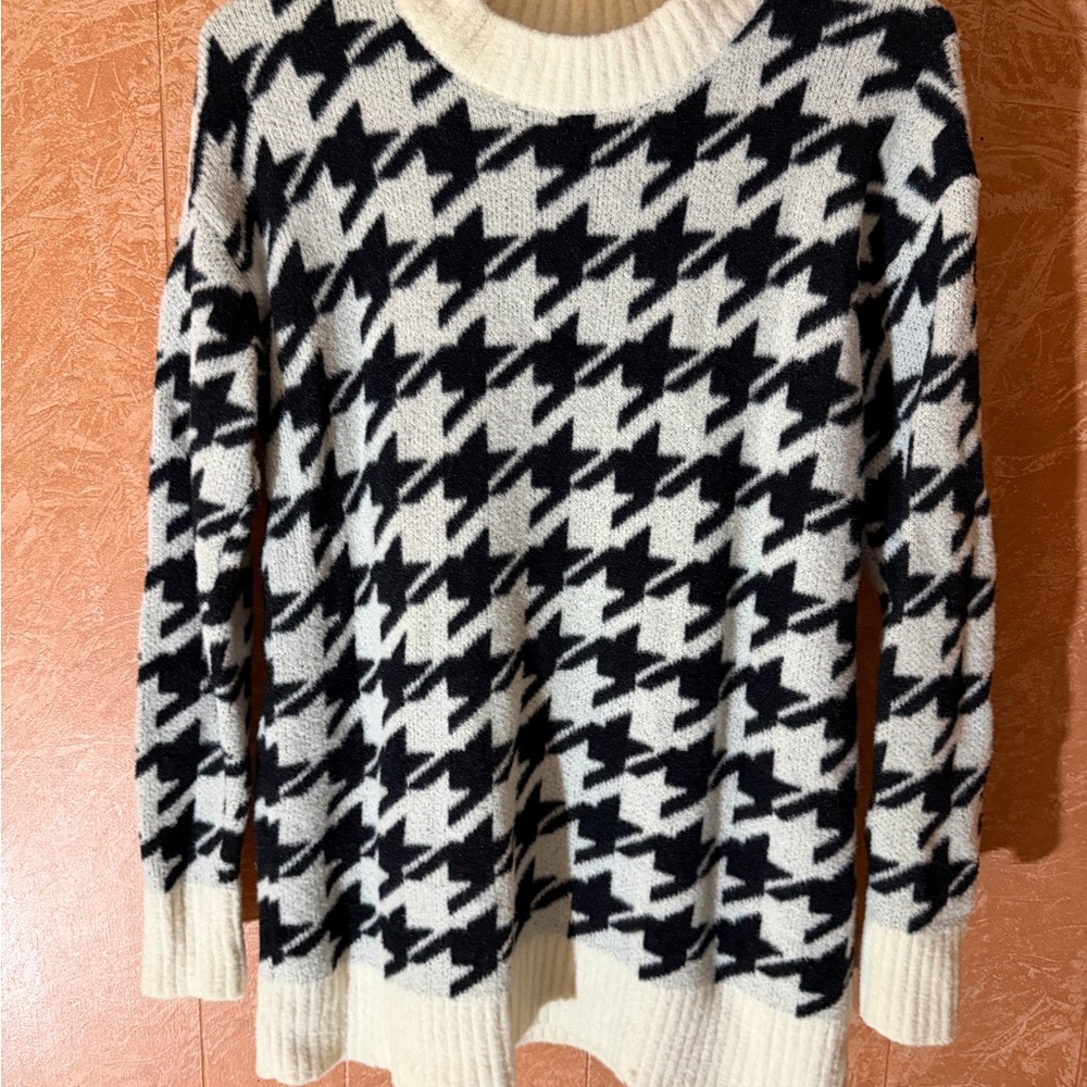 Lou & Grey Black and Cream Houndstooth Sweater